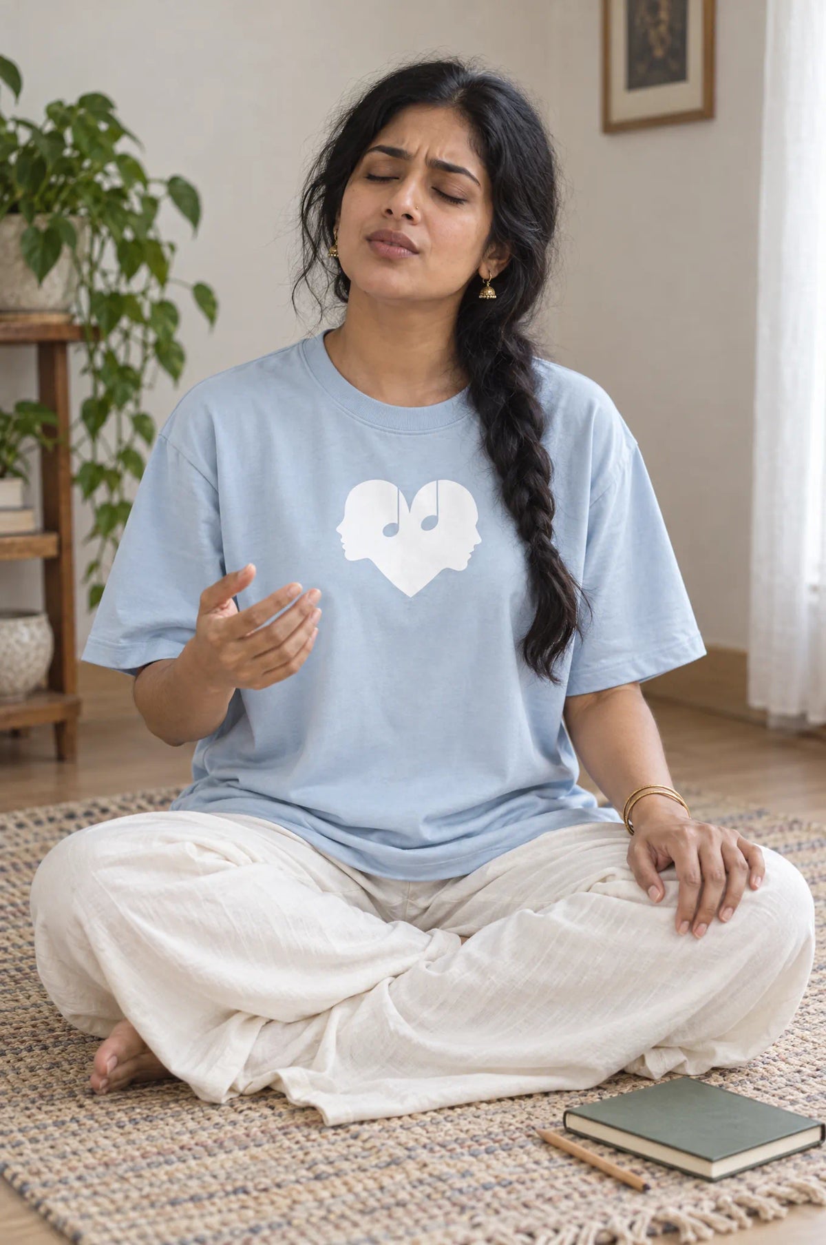 Woman singing in the Horizon blue Overture Oversized Tee