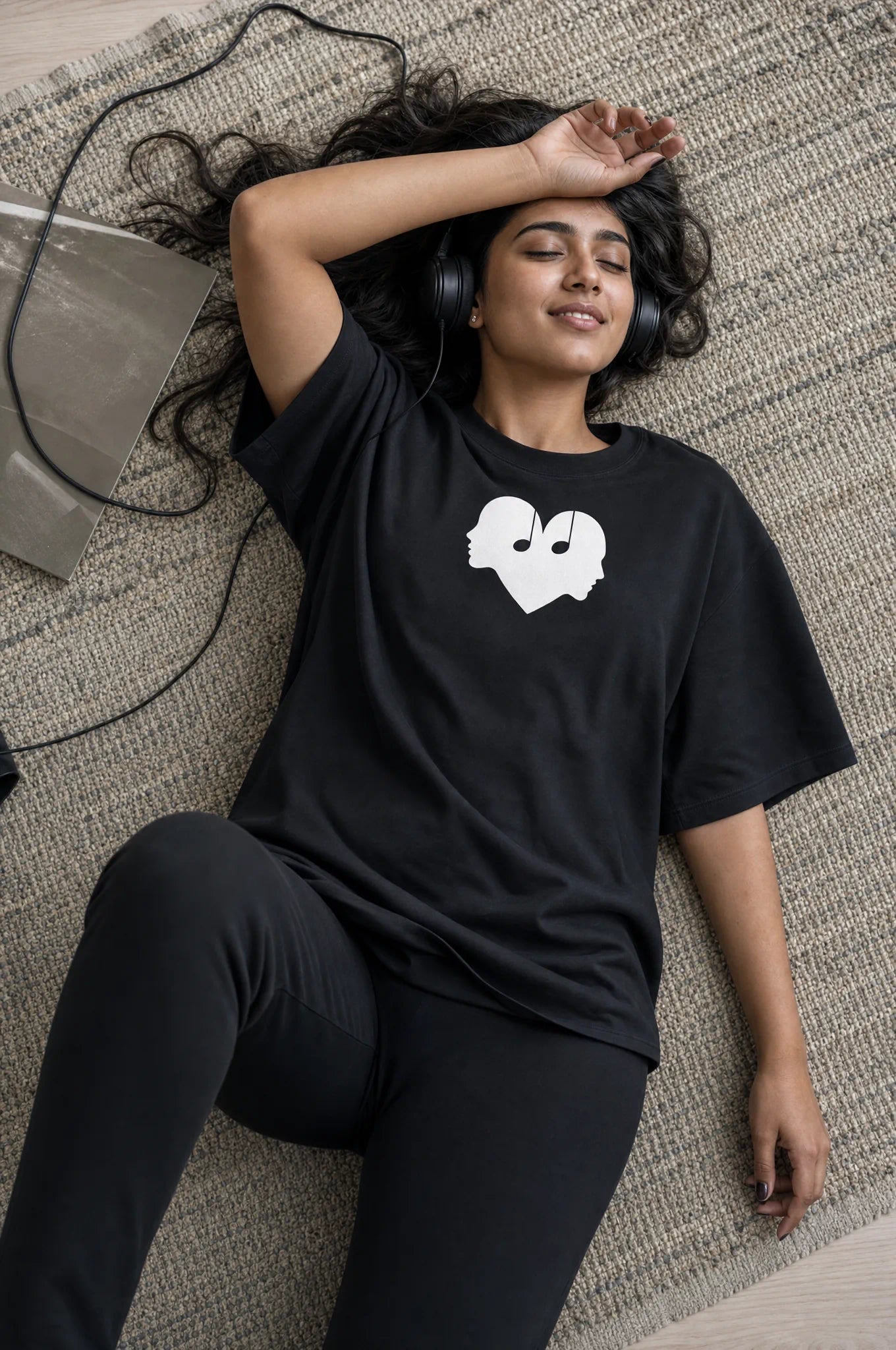 Woman listening to music in the Piano black Overture Oversized Tee